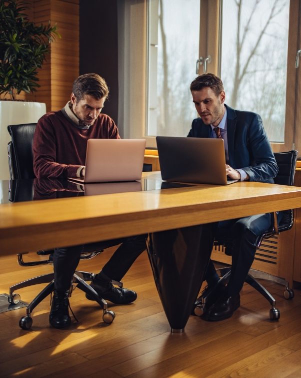 Homens trabalhando escritório