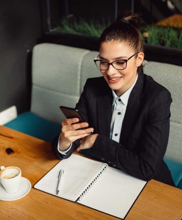 Mulher olhando celular